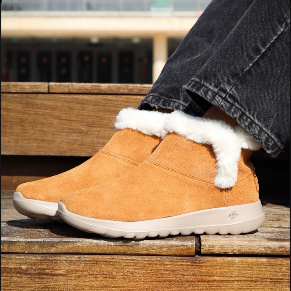 Skechers Tan Suede Winter Boots with White Fur Size Womens 9